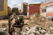 Les feines per obrir la zona destinada a aparcament i altres del futur equipament al carrer Batan.