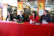 Presentació de les Jornades a la biblioteca d'Amposta amb Inés Martí, regidora de Cultura, Adam Tomàs, alcalde, Joana Serret, directora de la biblioteca i Àngel Miñana, director de la companyia 'Terra Baixa'.