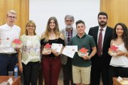 Foto de grup dels estudiants guardonats.