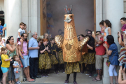 L'Àliga Petita ha sortit de la porta de l'Ajuntament, acompanyada dels seus portants.