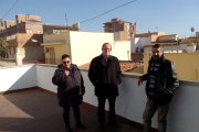 Torres i Moreno a la terrassa de l'habitatge de Mare de Déu de Guadalupe, amb un dels inquilins.