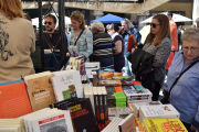 Olor de roses i llibres a la plaça del Mercadal