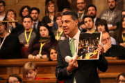 El líder del PPC, Xavier García Albiol, amb una fotografia d'alguns assistents a la conferència del Parlament Europeu, durant la sessió de control al president, el 25 de gener de 2017.