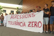 Els professionals amb la pancarta mostrada durant la protesta.