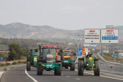 Més d'un centenar de tractors col·lapsen l'N-340 per reclamar 1,6 MEUR pels pagesos de l'Ebre