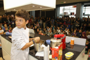 Un moment de la demostració culinària del participant al concurs culinari.