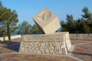 Monument a la Lleva del Biberó a la Serra de Pàndols.