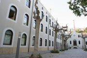 Entrada de l'Escola Oficial d'Idiomes, situada a l'antic edifici de la fàbrica de la Chartreuse.