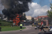 Les flames han cremat, pràcticament, la totalitat de l'autocar.