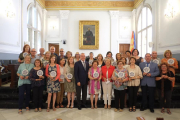 Fotografía de familia de la recepción en el Salón de Plenos.