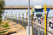 Així són els làsers de l'AP2 que dibuixaran el límit dels carrils de l'autopista quan hi hagi boira