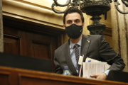 El president del Parlament, Roger Torrent, accedint a l'hemicicle.