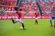 Jonathan Pereira es disposa a centrar durant un moment del Nàstic-Llagostera