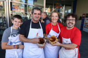 El serrallenc Jordi Mallol (dreta) amb altres participants mostrant tots els ingredients trinxats abans de fer el sofregit.