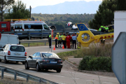 Imatge del moment del trasllat del ferit crític en l'accident de la C-12 a l'helicòpter medicalitzat.