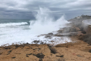 Imagen de axiu de fuertes olas|oleadas en la zona del Arrebatamiento de Tarragona.