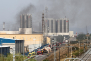 Els serveis d'emergència i Bombers davant el magatzem de Miasa el passat 7 de juliol.