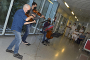 Imatge de l'actuació musical de Camerata XXI als pacients de l'UCI a Reus.