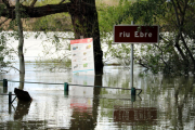 Detalls dels cartells informatius del pas de barca de Miravet, inundats fins a mig pal per la crescuda de l'Ebre. Imatge del 12 d'abril de 2018.