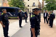 Els nous agents de la unitat GREP de la Policia Local de Tortosa formen davant de l'inspector Jesús Fernández i l'alcaldessa Meritxell Roigé.