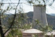 Pla general de la xemeneia i les instal·lacions de la nuclear d'Ascó.