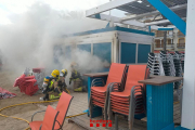 Tres bomberos trabajando en el incendio.