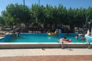 Imatge de la zona d ela piscina on s'estava fent la festa il·legal.