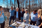 La consellera Ciuró durant la visita a la zona afectada per l'incendi a Corbera d'Ebre.