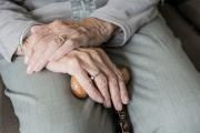 Els estafadors s'aprofiten de les persones grans que viuen soles.