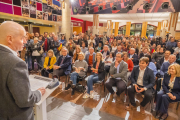 Jordi Roca, durant la seva intervenció, sota l'atenta mirada de Cayetana Álvarez de Toledo.