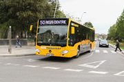 Un dels autobusos que ahir ja traslladava passatgers realitzant la Línia 50.