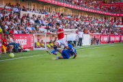 Jonathan Pereira sorteja a un rival en el Nàstic-Llagostera