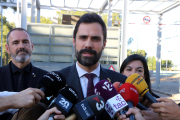 Pla mitjà del president del Parlament, Roger Torrent, atenent els mitjans davant el centre penitenciari de Mas d'Enric el 15 d'octubre del 2019