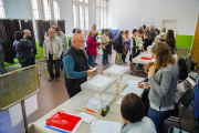 Imatge de les meses electorals i d'alguns votants a Tarragona.