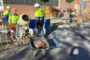 OPeraris durant les obres de manteniment de voreres al carrer de l'Escorxador