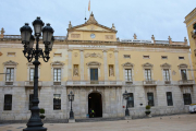 La pancarta reclamant la llibertat dels presos polítics ja torna a lluir a la plaça de la Font.