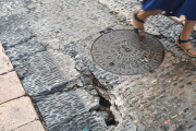 Imatge del forat al paviment del carrer dels Calderers.