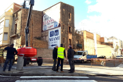 Els primers treballs d'enderroc de les cases velles del carrer Constància de Sant Carles de la Ràpita.