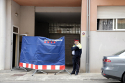 L'entrada del pis on va tenir lloc el crim d'Olot.