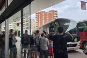 Imatge d'un autobús exprés.cat a l'estació de Tarragona dimarts al migdia.