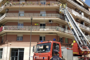 Imatge de l'actuació dels Bombers a l'edifici on s'ha produït el despreniment a Reus.