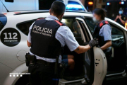 Imatge d'arxiu de dos agents dels Mossos.