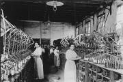 Un grup de treballadores a la fàbrica del senyor Bonet, l'any 1915.