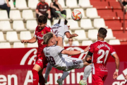 La defensa del Nàstic va tenir molta feina per aturar les ofensives de l'Albacete.