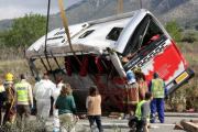 Imatge de la grua aixecant l'autocar accidentat.