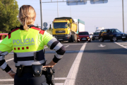 Una moza de Escuadra de espaldas al corte de la carretera T-11 cerca de Riudoms.