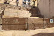 Imatge de les grades de la plaça dels Sedassos, que estan en obres.