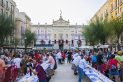 Centenars de persones van fer cua a la plaça de la Font per poder degustar el pastís.