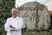 Jeroni Castells, a les portes del seu restaurant Les Moles d'Ulldecona.