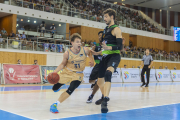 Ante Tomic, protagonista de gran part de les jugades del Joventut, defensant un atac del blaugrana  Rokas Jokubaitis.